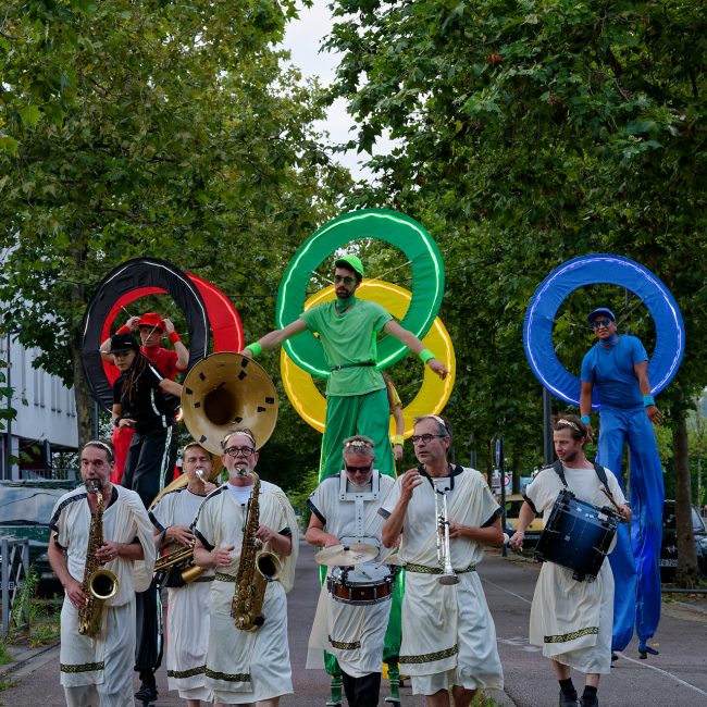 Arrivée de la parade à la médiathèque