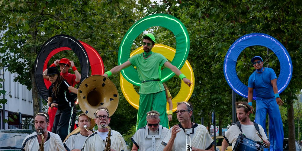 Arrivée de la parade à la médiathèque