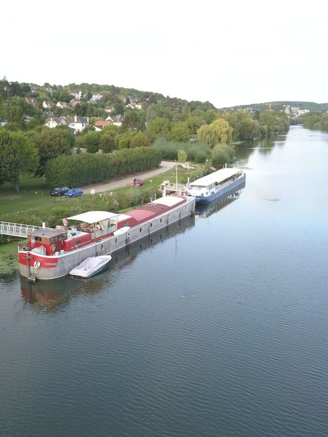 Péniche aménagée sur 110 m2