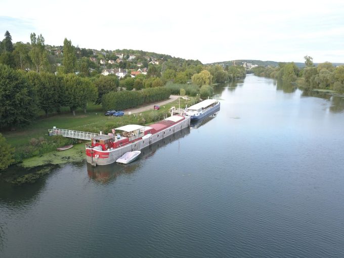 Péniche aménagée sur 110 m2