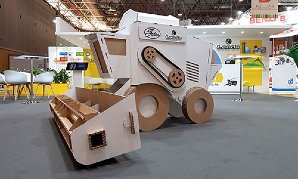 Moissoneuse batteuse en carton par Bikom