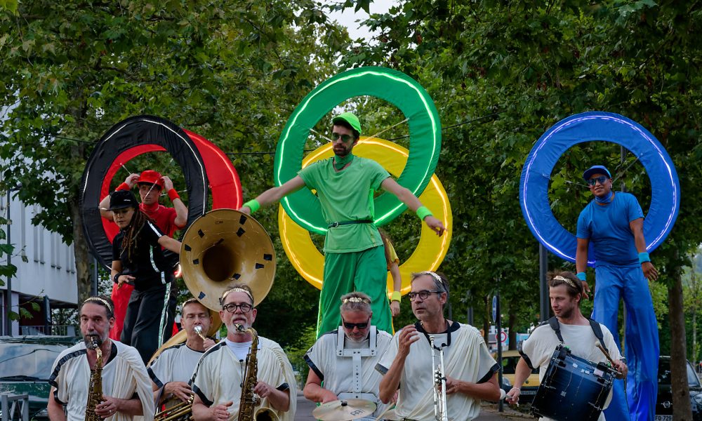 Arrivée de la parade à la médiathèque